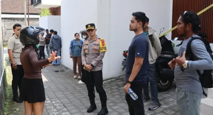 Insiden berdarah terjadi di kawasan Kerobokan, Kuta Utara, Kabupaten Badung, Senin 23 Maret 2026 malam. Seorang warga negara asing asal Belanda berinisial RP (49) meninggal dunia setelah menjadi korban serangan brutal oleh orang tak dikenal di sebuah vila di Banjar Anyar Kelod.