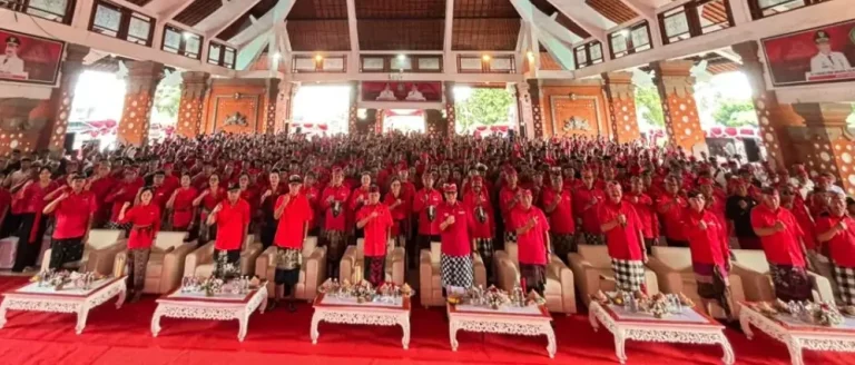 Wayan Koster mengukuhkan 5.079 pengurus PDI Perjuangan di Tabanan untuk masa bakti 2025–2030 guna memperkuat soliditas dan kinerja organisasi partai di tingkat akar rumput.