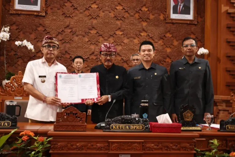 Walikota Denpasar, I Gusti Ngurah Jaya Negara menyampaikan secara resmi Laporan Keterangan Pertanggung Jawaban (LKPJ) Walikota Denpasar Tahun Anggaran (TA) 2025 dihadapan Sidang Paripurna DPRD Kota Denpasar yang dipimpin Ketua DPRD Kota Denpasar, I Gusti Ngurah Gede di Gedung DPRD Kota Denpasar, Rabu (25/3).
