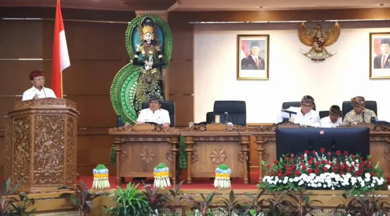 Gubernur Bali, Wayan Koster, memaparkan capaian pembangunan Bali 2025, termasuk pertumbuhan ekonomi 5,82 persen dan penurunan kemiskinan serta pengangguran.