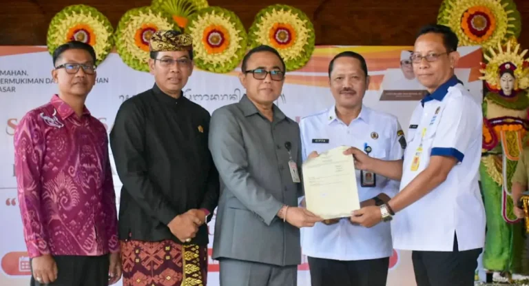 Wali kota Denpasar, I Gusti Ngurah Jaya Negara saat menerima Sertifikat Hak Pakai (SHP) atas nama Pemerintah Kota Denpasar di Kawasan Jalan Karya Makmur serangkaian acara Sosialisasi Penyadaran Publik Pencegahan Tumbuh dan Berkembangnya Pemukiman Kumuh di Kota Denpasar yang digelar di Bale Banjar Pemangkalan, Desa Ubung Kaja, Rabu (25/3/2026).