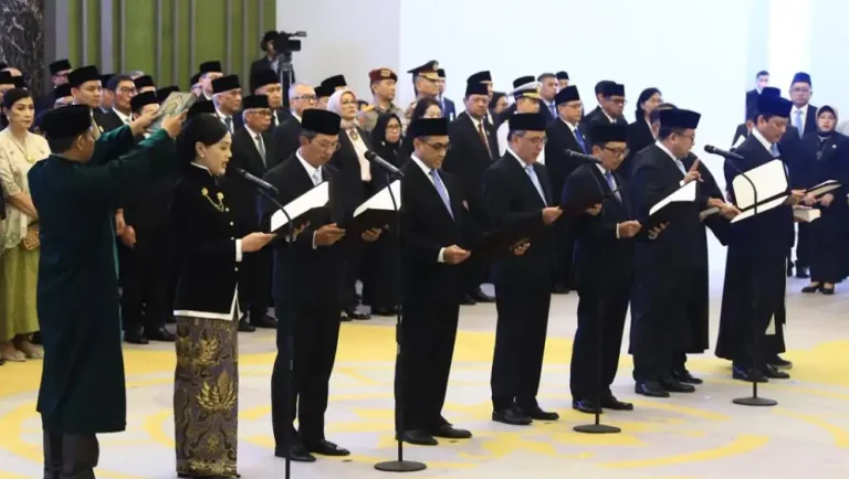 Sebanyak tujuh Anggota Dewan Komisioner Otoritas Jasa Keuangan resmi mengucapkan sumpah jabatan di hadapan Ketua Mahkamah Agung