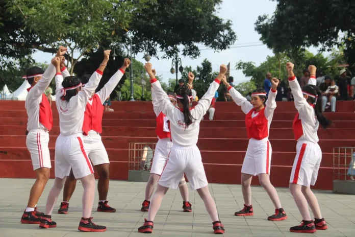 Antusiasme tinggi dari masyarakat, orang tua, dan guru memeriahkan Lomba Senam Indonesia Hebat di RTH Taman Bung Karno dalam rangka HUT Kota Singaraja ke-422.