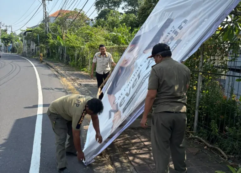 Satpol PP Kota Denpasar menertibkan baliho, spanduk, dan media promosi di fasilitas umum untuk menjaga ketertiban, keindahan, dan kenyamanan kota.