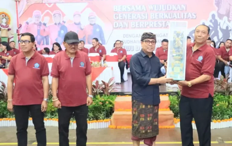 Wakil Walikota Denpasar, I Kadek Agus Arya Wibawa bersama Ketua DPRD Kota Denpasar, I Gusti Ngurah Gede, unsur Forkopimda Kota Denpasar, Sekretaris Daerah Kota Denpasar, I Gusti Ngurah Eddy Mulya, serta para guru dan pelajar dari berbagai sekolah dalam kesempatan pembukaan Porsenijar Denpasar Tahun 2026, Kamis (26/3/2026) di GOR Lila Bhuana, Denpasar.
