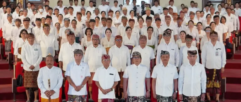 Gubernur Bali Wayan Koster mengumpulkan ribuan ASN untuk memperkuat komitmen dalam menjalankan visi Nangun Sat Kerthi Loka Bali
