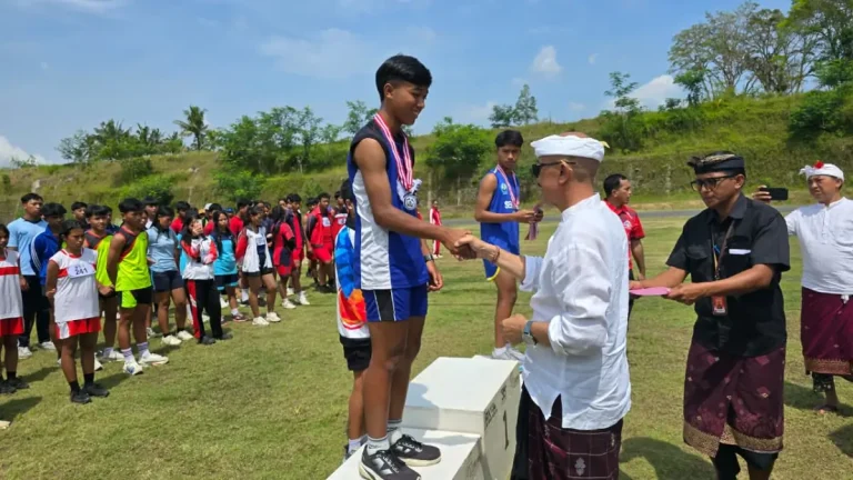 Wakil Bupati Bangli I Wayan Diar membuka Pekan Olahraga Pelajar (PORJAR) Atletik 2026, menekankan pentingnya sportivitas, kejujuran, dan pembinaan atlet muda di Kabupaten Bangli.