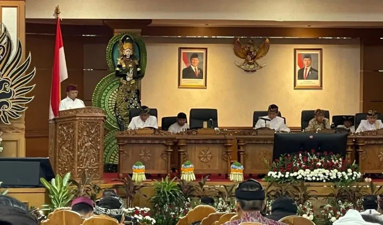 Gubernur Bali Wayan Koster mengapresiasi kinerja Pansus TRAP DPRD Bali dalam menjaga kebijakan tata ruang demi keberlanjutan pembangunan Bali.
