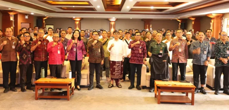 Wali Kota I Gusti Ngurah Jaya Negara, didampingi Wakil Wali Kota I Kadek Agus Arya Wibawa serta Sekretaris Daerah Kota Denpasar I Gusti Ngurah Eddy Mulya saat memimpin Rapat Koordinasi percepatan pengelolaan sampah berbasis sumber di Ruang Mahottama Gedung Sewaka Dharma (GSD) Denpasar, Jumat (27/3).