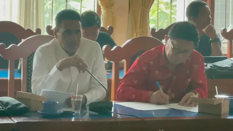 Sebuah bangunan villa di Banjar Dinas Goris Kemiri, Desa Pejarakan, Kecamatan Gerokgak, disegel aparat dengan pemasangan garis “Pol PP Line”