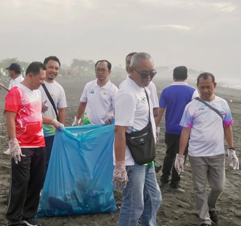 PLN UP2D Bali Gelar Aksi Bersih Pantai Lembeng, Wujud Kepedulian Lingkungan untuk Kenyamanan Masyarakat dan Pariwisata Bali