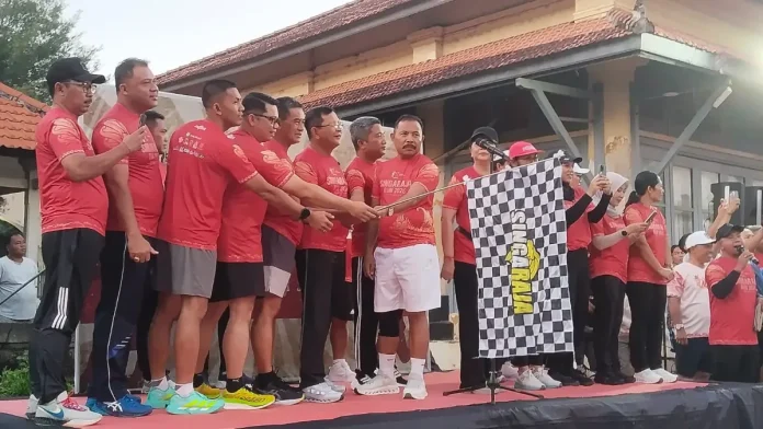 Bupati Buleleng, I Nyoman Sutjidra, membuka Singaraja Run 2026 yang diikuti 1.120 peserta sebagai ajang olahraga sekaligus promosi sport tourism daerah.