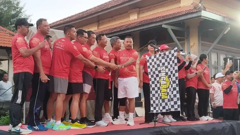 Bupati Buleleng, I Nyoman Sutjidra, membuka Singaraja Run 2026 yang diikuti 1.120 peserta sebagai ajang olahraga sekaligus promosi sport tourism daerah.