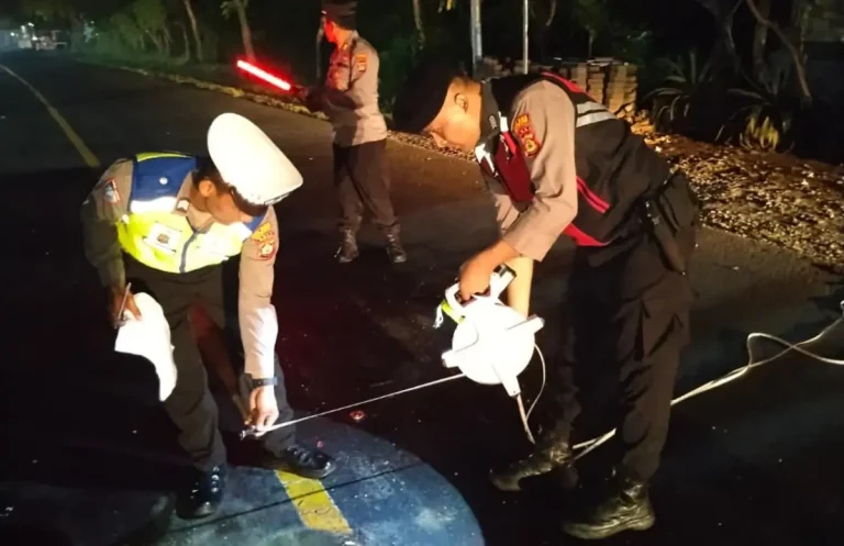 Proses olah TKP lakalantas maut yang menewaskan dua remaja di Jalur Singaraja - Gilimanuk.