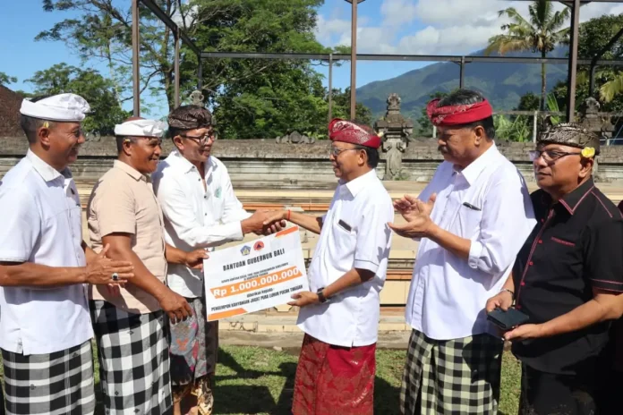 Gubernur Koster Serahkan Bantuan Rp1 Miliar untuk Perbaikan Pura Luhur Pucak Tinggah
