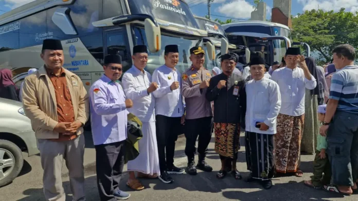 Bupati Jembrana I Made Kembang Hartawan meluncurkan Program Santri Harmoni, melepas 797 santri ke 63 pondok pesantren sebagai upaya nyata mendukung pendidikan agama dan pembentukan karakter generasi muda Jembrana.