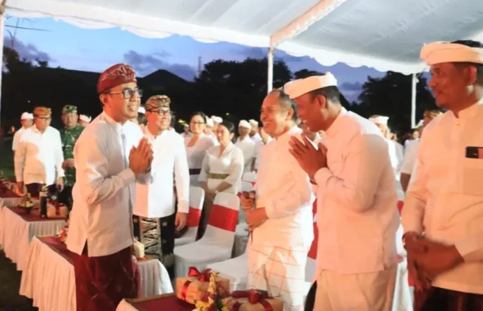 Pelaksanaan Dharma Santhi Nyepi yang dilaksanakan Pemerintah Kota Denpasar, Minggu (29/3)di Lapangan Puputan Badung I Gusti Ngurah Made Agung yang dihadiri Walikota Denpasar, I Gusti Ngurah Jaya Negara, dan Wakil Walikota Denpasar I Kadek Agus Arya Wibawa, serta tamu undangan lainnya.