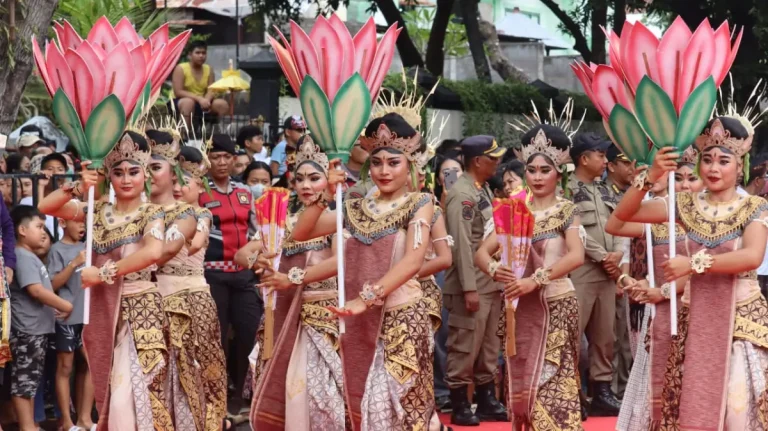 Peringatan Hari Ulang Tahun ke-422 Kota Singaraja dimeriahkan dengan parade budaya yang melibatkan sembilan kecamatan di Kabupaten Buleleng