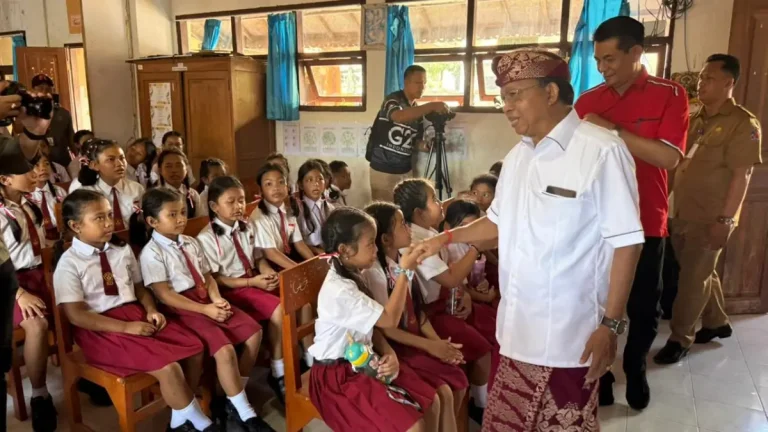 Gubernur Bali I Wayan Koster menyerahkan bantuan Rp129 juta kepada SD N 5 Banjar yang terdampak banjir bandang untuk mempercepat pemulihan sarana pendidikan.