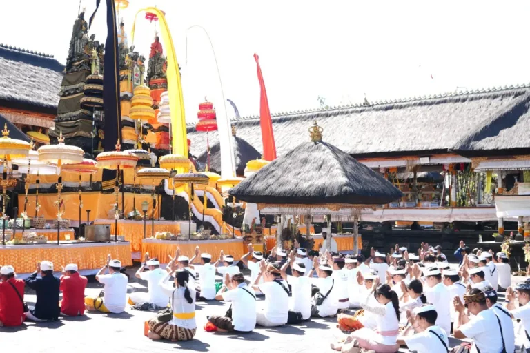 Suka Duka Hindu PLN Bali melaksanakan persembahyangan bersama sebelum melakukan kegiatan perapian instalasi listrik , bersih bersih dan penyerahan sumbangan.