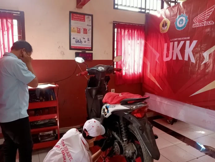 Astra Motor Bali Astra Motor Bali mendukung kompetensi siswa SMK Negeri 1 Gerokgak melalui Uji Kompetensi Keahlian, menyediakan unit motor praktik, dan menghadirkan penguji industri untuk memastikan kesiapan lulusan menghadapi dunia kerja.