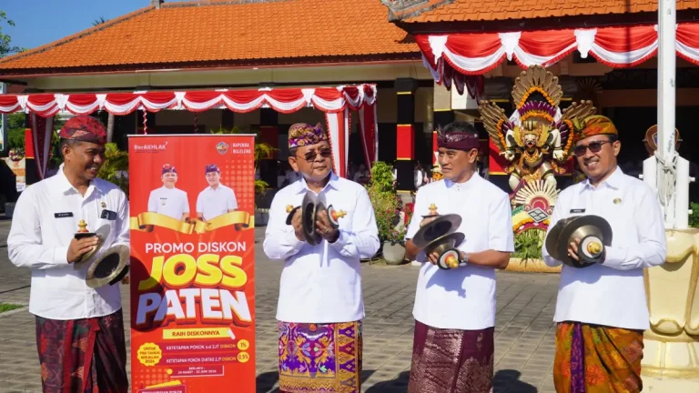 Bupati Buleleng bersama Wakil Bupati dan Kepala Bapenda meluncurkan program “JOSS PATEN” untuk mempermudah pembayaran PBB P-2 dan mendorong kesadaran masyarakat mendukung pembangunan daerah.