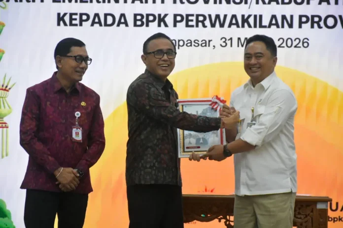 Walikota Denpasar, I Gusti Ngurah Jaya Negara menyerahkan secara resmi Laporan Keuangan Pemerintah Kota Denpasar Unaudited Tahun Anggaran 2025 yang diterima diterima Kepala BPK RI Perwakilan Bali, I Gusti Ngurah Satria Perwira di Kantor BPK RI Perwakilan Bali, Selasa (31/3).