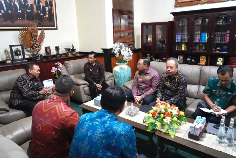 Bupati Klungkung I Made Satria melakukan koordinasi dengan BPKP Provinsi Bali untuk memperkuat tata kelola infrastruktur dan pengelolaan sampah serta meningkatkan efektivitas program pembangunan daerah.