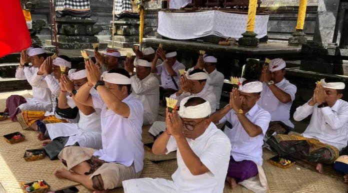 Bupati Jembrana I Made Kembang Hartawan menyerahkan hibah sebesar Rp100 juta untuk pelaksanaan karya Ngusaba Desa di Desa Adat Mengenuanyar Bupati Jembrana I Made Kembang Hartawan menyerahkan hibah sebesar Rp100 juta untuk pelaksanaan karya Ngusaba Desa di Desa Adat Mengenuanyar