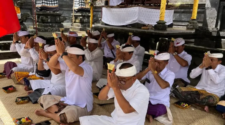 Bupati Jembrana I Made Kembang Hartawan menyerahkan hibah sebesar Rp100 juta untuk pelaksanaan karya Ngusaba Desa di Desa Adat Mengenuanyar