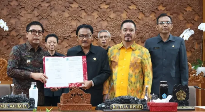 Wakil Wali Kota Denpasar, I Kadek Agus Arya Wibawa, saat mengikutiPenutupan Sidang Paripurna ke-4 Masa Persidangan I dengan agenda penyampaian Surat Keputusan DPRD Kota Denpasar tentang Rekomendasi terhadap Laporan Keterangan Pertanggungjawaban (LKPJ) Wali Kota Denpasar Tahun Anggaran 2025, di Gedung DPRD Kota Denpasar, Kamis (31/3/2026).