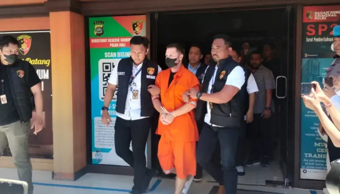 Polda Bali berhasil mengamankan seorang WNA berinisial SL, yang merupakan buronan internasional terkait kejahatan terorganisir di Eropa