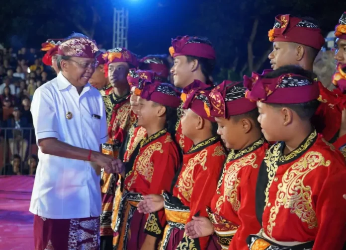 Gubernur Bali Wayan Koster memberikan penghargaan kepada dua sanggar seni di Kabupaten Buleleng atas kontribusinya dalam menjaga kelestarian budaya Bali, khususnya seni tari dan tabuh.