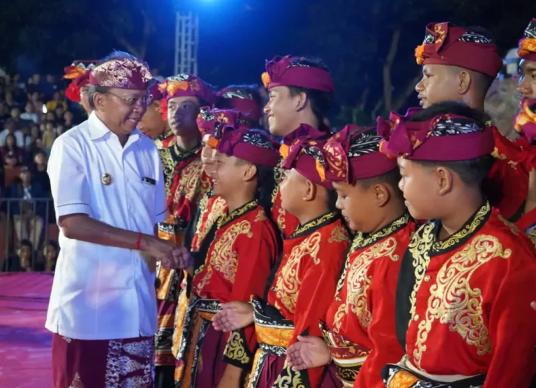 Gubernur Bali Wayan Koster memberikan penghargaan kepada dua sanggar seni di Kabupaten Buleleng atas kontribusinya dalam menjaga kelestarian budaya Bali, khususnya seni tari dan tabuh.