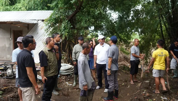 Bupati Sutjidra saat kembali meninjau kondisi wilayah serta warga terdampak banjir bandang di Dusun Ambengan, Desa Banjar, Kecamatan Banjar, Minggu 8 Maret 2026.