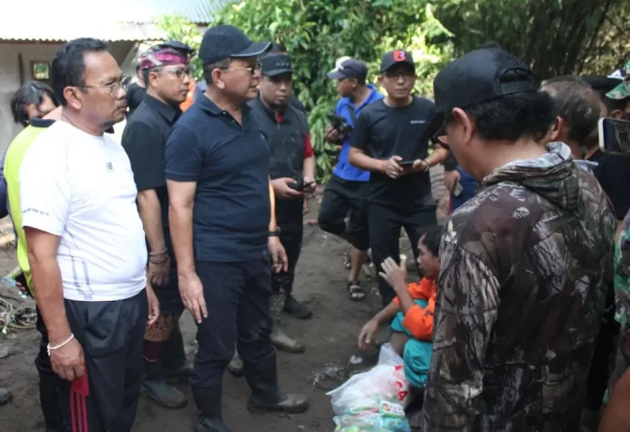 Bupati Buleleng I Nyoman Sutjidra turun langsung meninjau sejumlah wilayah terdampak banjir bandang di Kecamatan Banjar, Sabtu 7 Maret 2026 pagi.