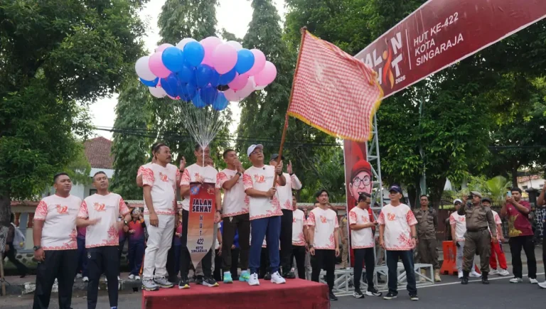 Bupati I Nyoman Sutjidra bersama Wakil Bupati Gede Supriatna memimpin jalan santai bersama ribuan masyarakat sebagai pembuka rangkaian HUT ke-422 Kota Singaraja.
