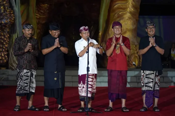 Gubernur Bali I Wayan Koster mengapresiasi kinerja Bupati Buleleng I Nyoman Sutjidra bersama Wakil Bupati Buleleng Gede Supriatna dalam membangun daerah.