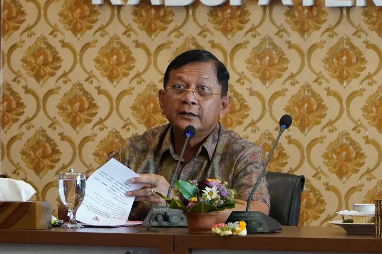 Bupati Buleleng, I Nyoman Sutjidra, menegaskan pembatasan pembuangan sampah di TPA Bengkala dan penguatan pengelolaan berbasis sumber untuk mengatasi over kapasitas.