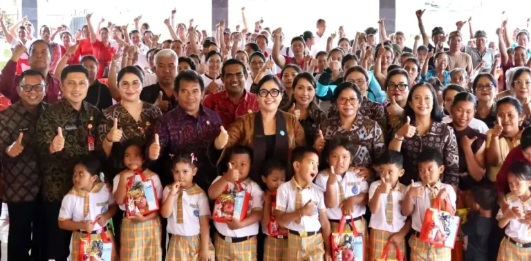 Ketua TP PKK Kabupaten Tabanan Rai Wahyuni Sanjaya yang dikenal sebagai Bunda Rai kembali memimpin aksi sosial “Bergerak dan Berbagi” dengan menyasar Kecamatan Baturiti dan Marga, Rabu 29 April 2026.