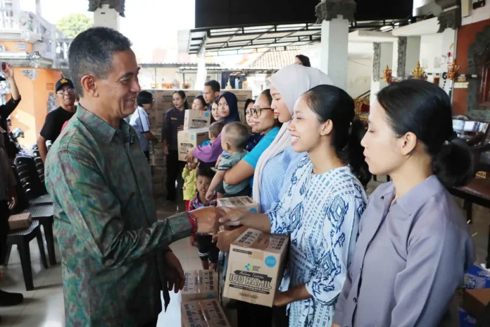 Wakil Bupati Buleleng Gede Supriatna menyalurkan bantuan makanan tambahan bagi balita stunting dan ibu hamil di Banyuasri sebagai upaya menekan angka stunting serta meningkatkan kualitas gizi masyarakat.