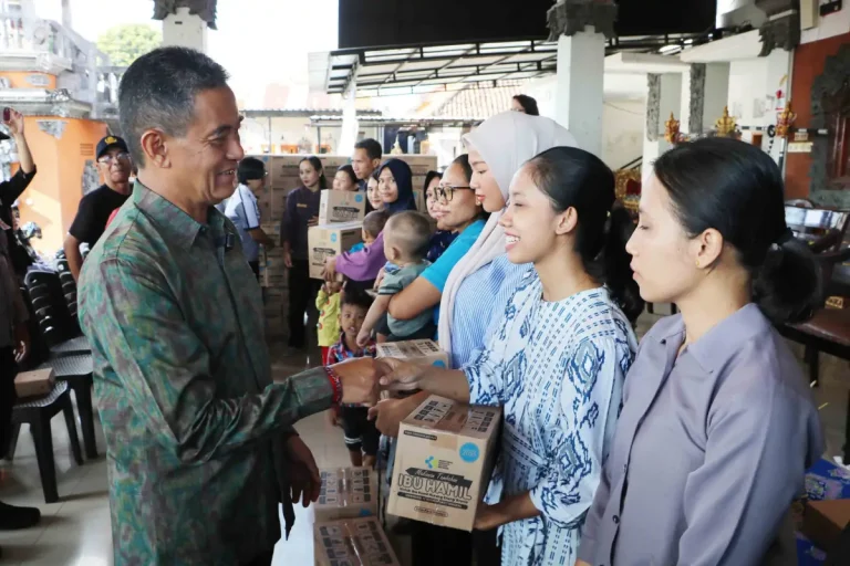 Wakil Bupati Buleleng Gede Supriatna menyalurkan bantuan makanan tambahan bagi balita stunting dan ibu hamil di Banyuasri sebagai upaya menekan angka stunting serta meningkatkan kualitas gizi masyarakat.