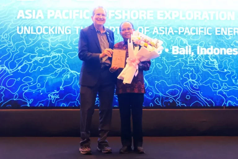 Gubernur Bali Wayan Koster menegaskan pentingnya kepastian pasokan energi bagi keberlanjutan Bali sebagai destinasi wisata dunia. Hal tersebut disampaikannya saat membuka Simposium Asia-Pacific Offshore Exploration (APEX) 2026 yang digelar di Hotel Padma Kuta, Rabu 15 April 2026.