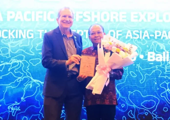 Gubernur Bali Wayan Koster menegaskan pentingnya kepastian pasokan energi bagi keberlanjutan Bali sebagai destinasi wisata dunia. Hal tersebut disampaikannya saat membuka Simposium Asia-Pacific Offshore Exploration (APEX) 2026 yang digelar di Hotel Padma Kuta, Rabu 15 April 2026.