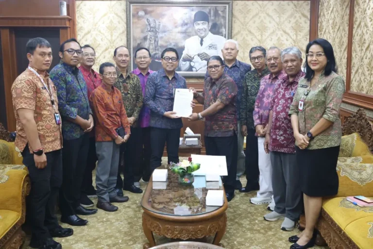 Wakil Walikota Denpasar, I Kadek Agus Arya Wibawa saat menerima audiensi Forum Semeton Karangasem (Sekar) Bali di Kantor Walikota Denpasar, Selasa (7/4).