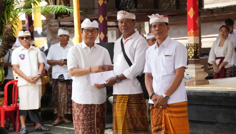 Bupati Badung I Wayan Adi Arnawa menghadiri rangkaian Parikrama Tigang Sasih dan Mapetik Mejaya Jaya dalam pelaksanaan Karya Atma Wedana dan Manusa Yadnya Desa Adat Padonan.
