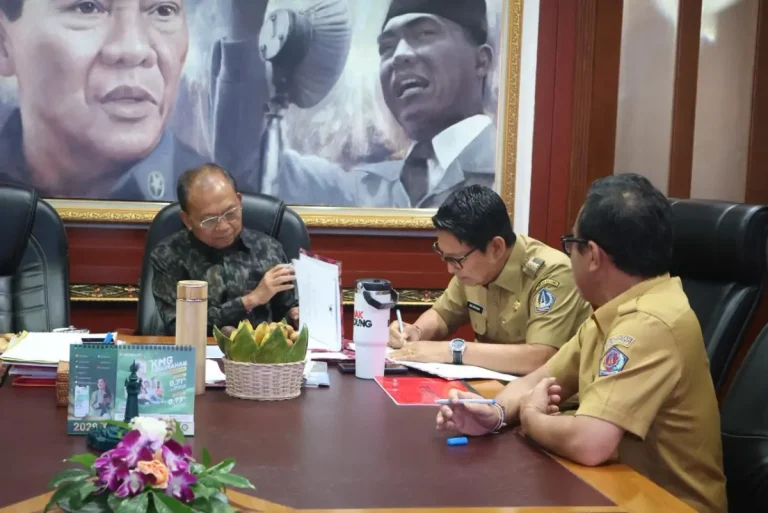 Bupati I Wayan Adi Arnawa menandatangani perjanjian kerjasama pembangunan fasilitas Pengolahan Sampah menjadi Energi Listrik (PSEL) Denpasar Raya di Kantor Gubernur Bali, Renon, Denpasar, Senin (13/4).