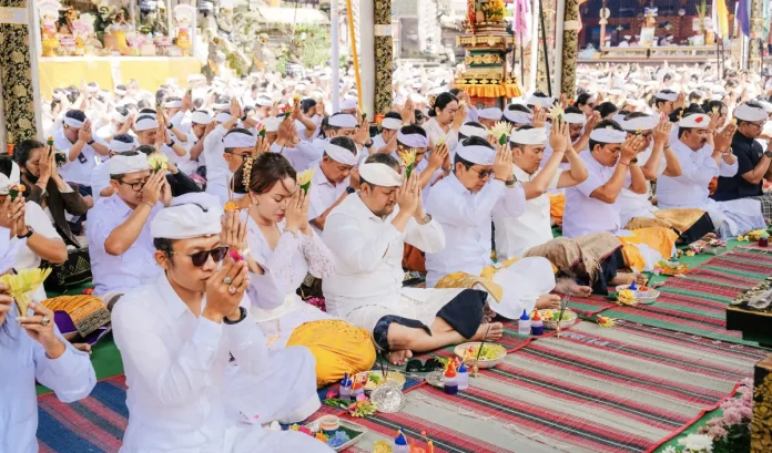 Pemkab Badung saat Bhakti Penganyaran saat Karya Ngusaba Kedasa di Pura Ulun Danu Batur, Kintamani, Jumat (10/4).