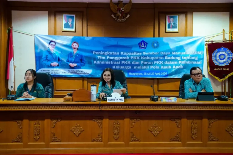Ketua TP. PKK Kabupaten Badung, Nyonya Rasniathi Adi Arnawa, secara resmi membuka Bimtek Administrasi dan Pola Asuh Anak di Ruang Rapat Gosana II DPRD Badung, Selasa (28/4).