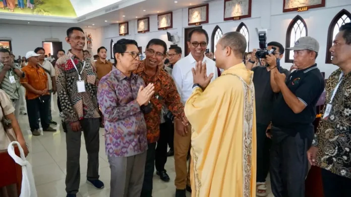 Bupati Badung I Wayan Adi Arnawa saat menghadiri perayaan Hari Paskah di Gereja Katolik Maria Bunda Segala Bangsa, di lingkungan Pusat Peribadatan Puja Mandala, Kuta Selatan, Minggu (5/4).